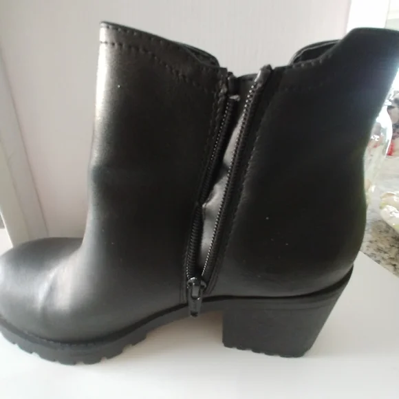 Sun + Stone Black Chelsea Lug Heel Boots. Size 8 - Picture 3 of 11